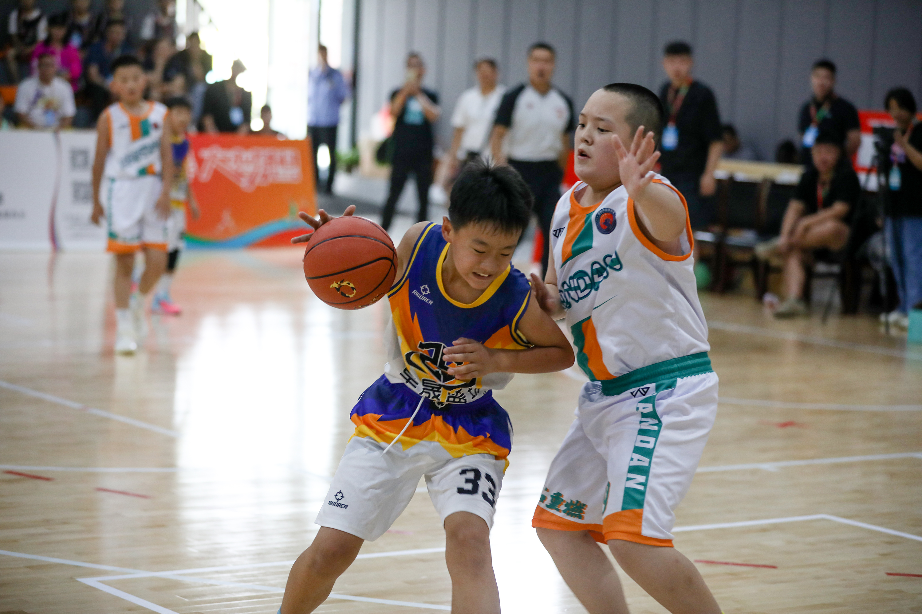 五届小篮球联赛竞赛(省级决赛)比赛在衡水中学实验学校体育馆拉开帷幕