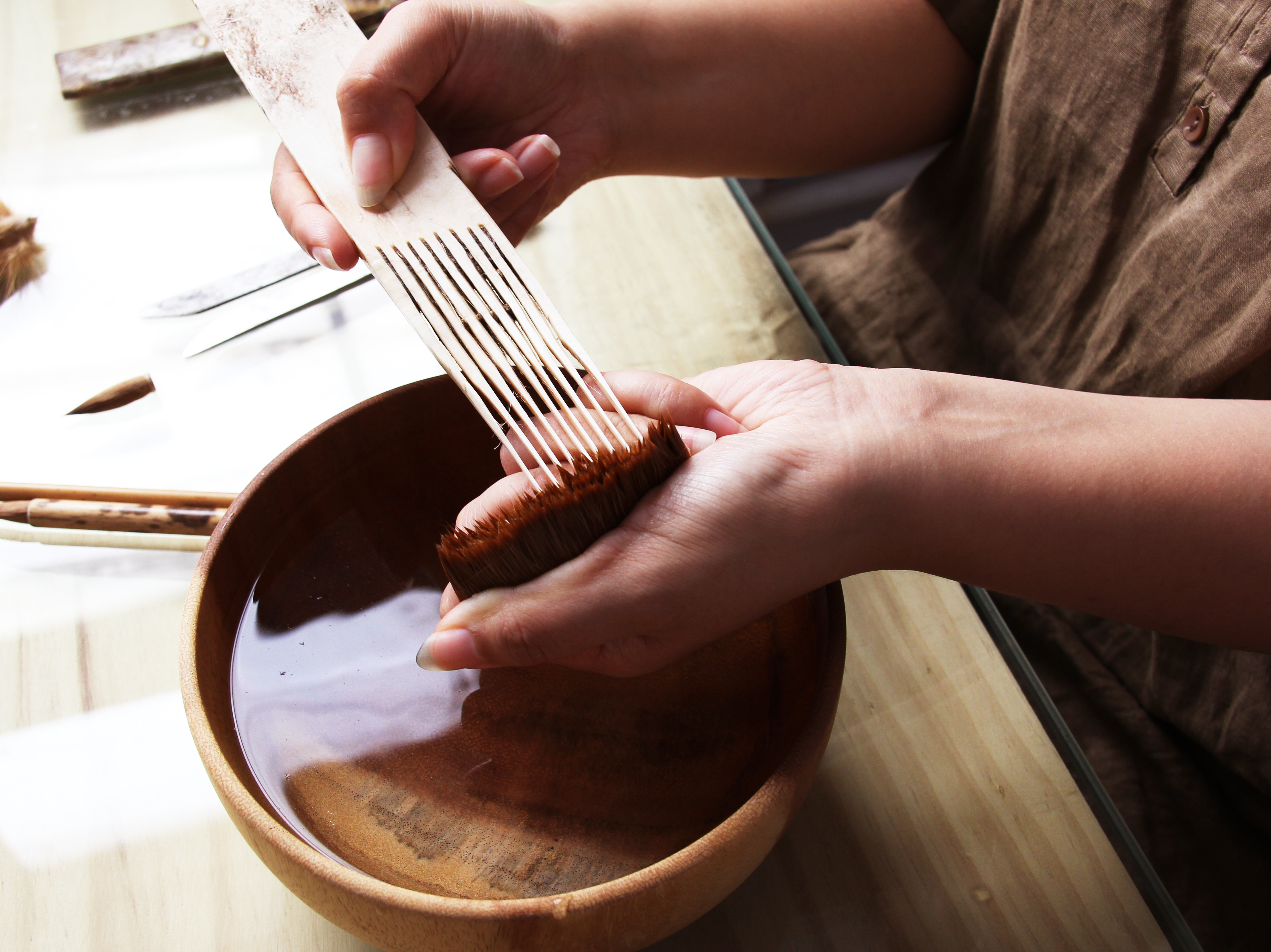 传承麻胎毛笔制作技艺衡水90后女孩回乡创业成为制笔匠人