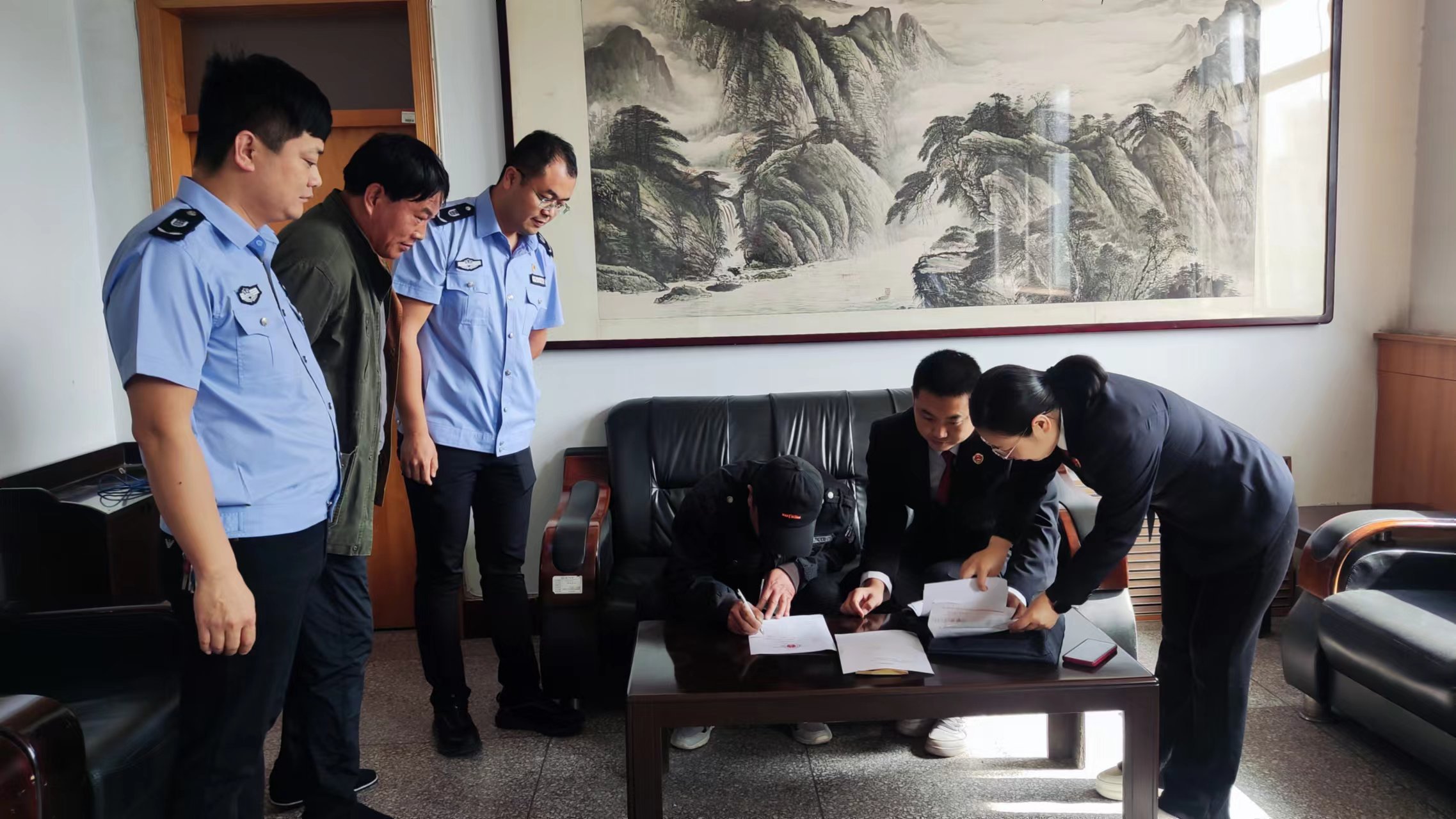 据了解,2024年4月1日,桃城区人社局劳动监察大队接到崔某家属的电话