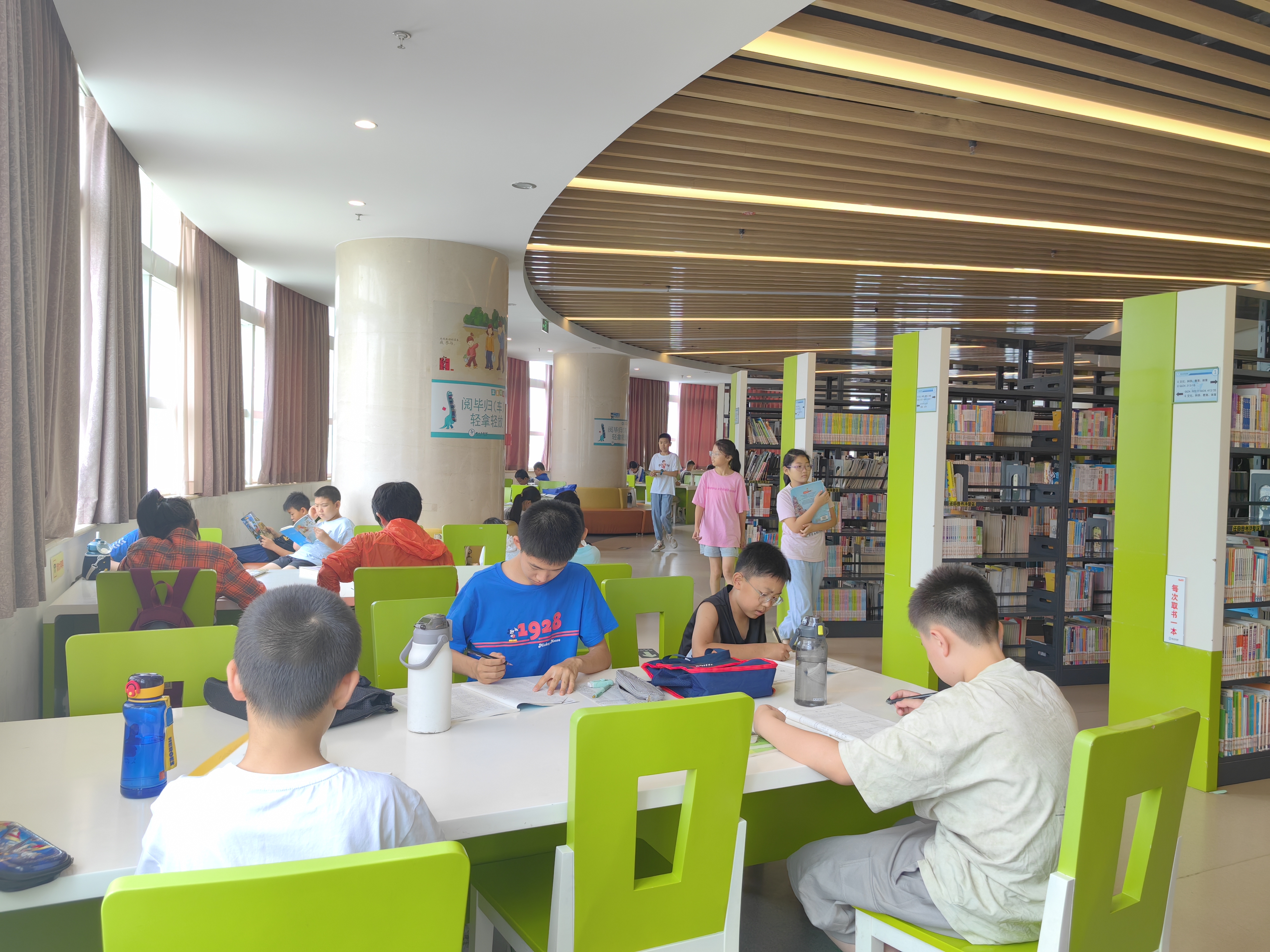 书香伴暑假 衡水市图书馆迎来读书热潮