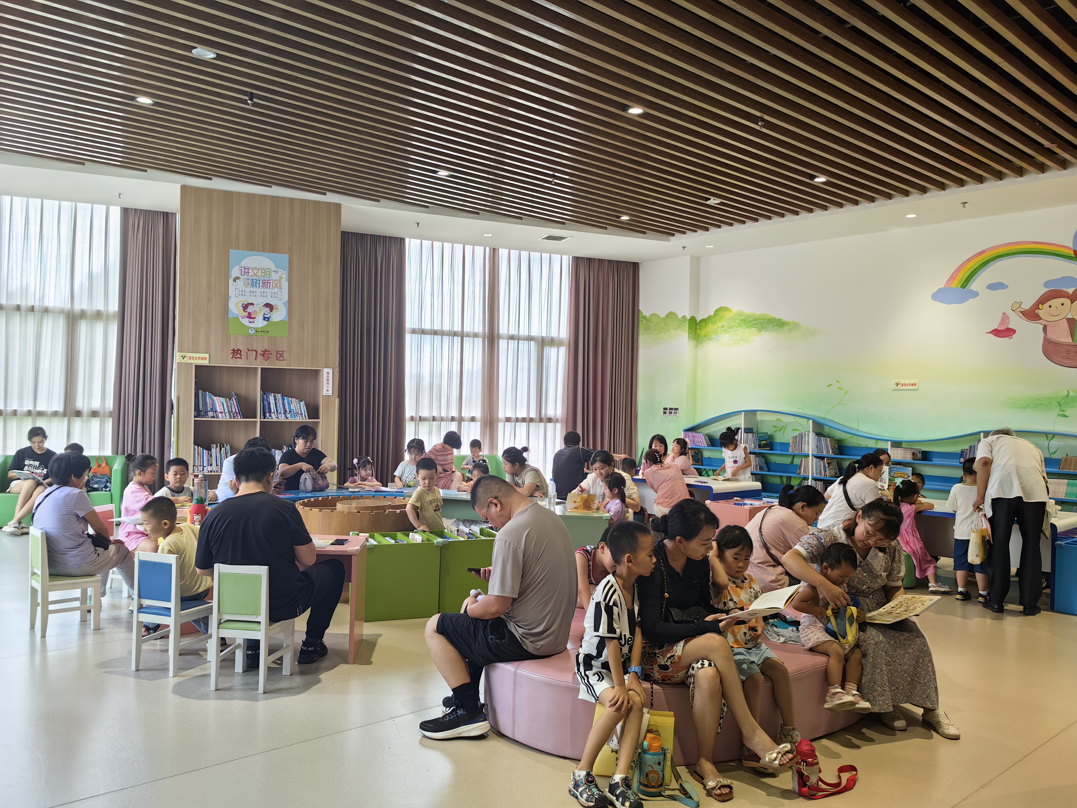 书香伴暑假 衡水市图书馆迎来读书热潮