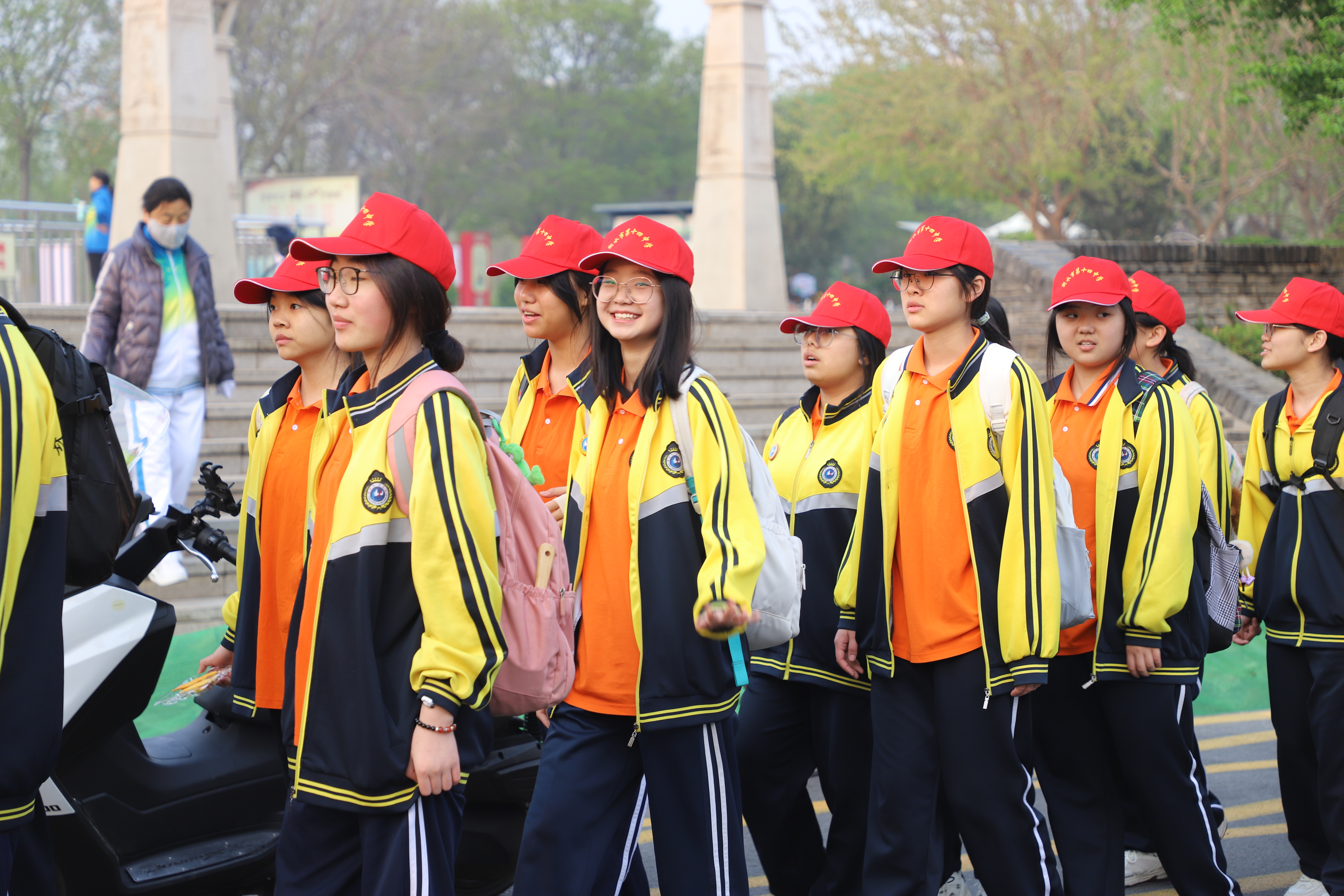 正青春向远方衡水市第十四中学2024年八十华里远足拉练活动成功举办